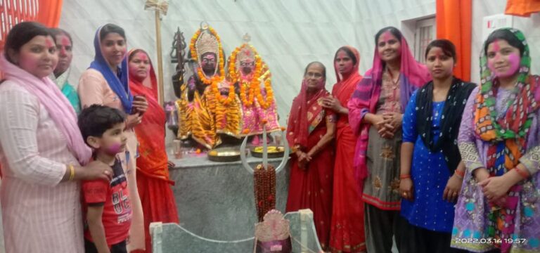 सोनभद्र – बाबा बैजुनाथ को अबीर-गुलाल लगाकर एक-दूसरे को लगाया