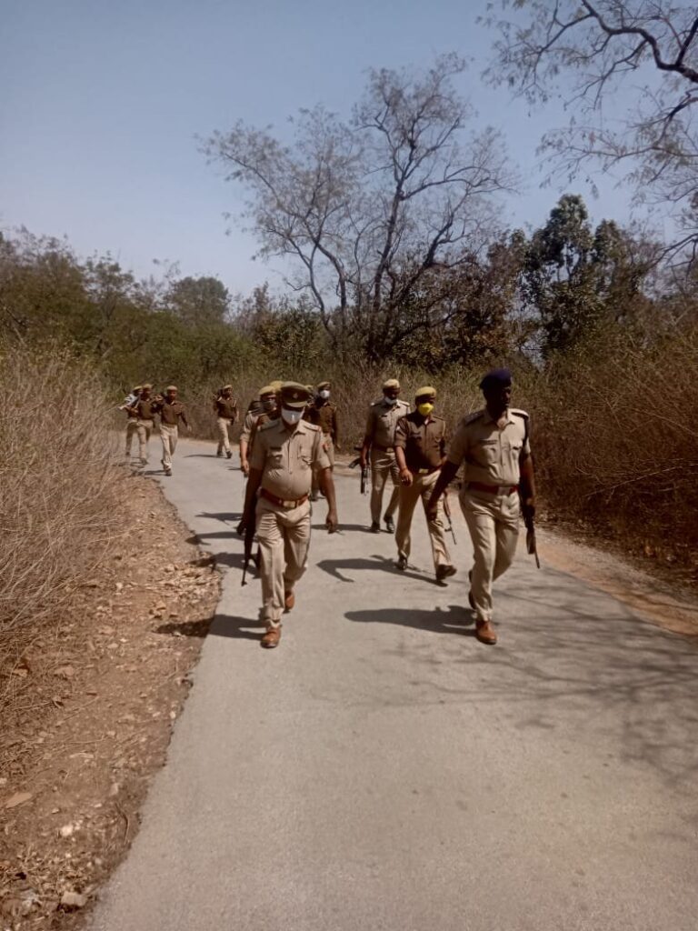 सोनभद्र एस पी के निर्देशन में जंगलों में सघन कांबिंग।