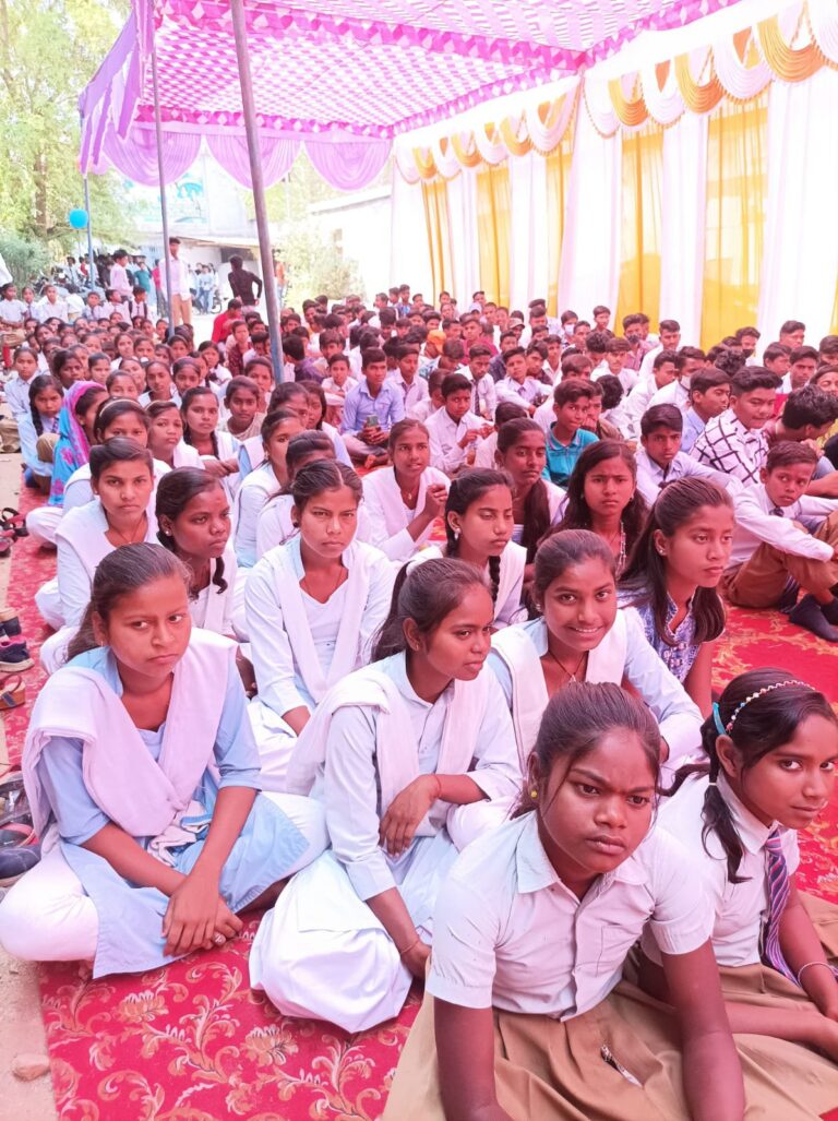 दुद्धी सोनांचल इंटर कॉलेज में 12वीं के विद्यार्थियों का विदाई समारोह हुआ।