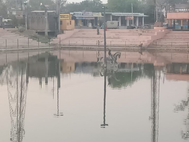खूबसूरत शिवाजी तालाब नगर पंचायत दुद्धी की उपेक्षा का शिकार कई माह से उपेक्षित शिवाजी का प्रतिमा से भाला गायब।