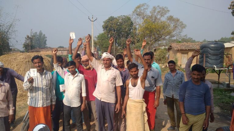 सरकार दे रही मुफ्त राशन, कोटेदार दुकान बंद कर गायब।