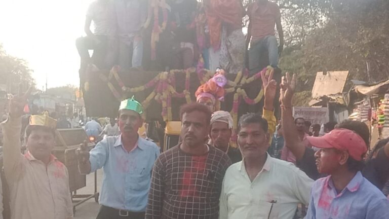 नगवा में आदिवासियों ने खेली जिन्दा होली।