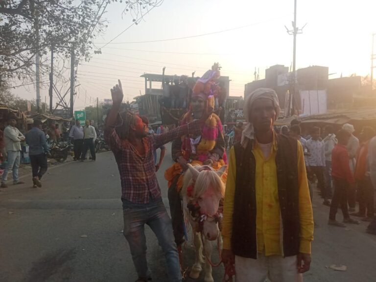 होली का शबाब – बुलडोजर पर होली की हुड़दंग भरी बारात निकली फिर से आएंगे योगी जी की धुन पर जमकर नाचे बराती।