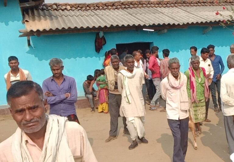 घर के अंदर साड़ी के सहारे लटकर महिला ने दे दी जान।