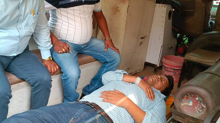 मझौली गांव में बाइक में बाइक की टक्कर में चिकित्सक डॉ शाह आलम हुए गम्भीर घायल, दुद्धी अस्पताल में ईलाज जारी।