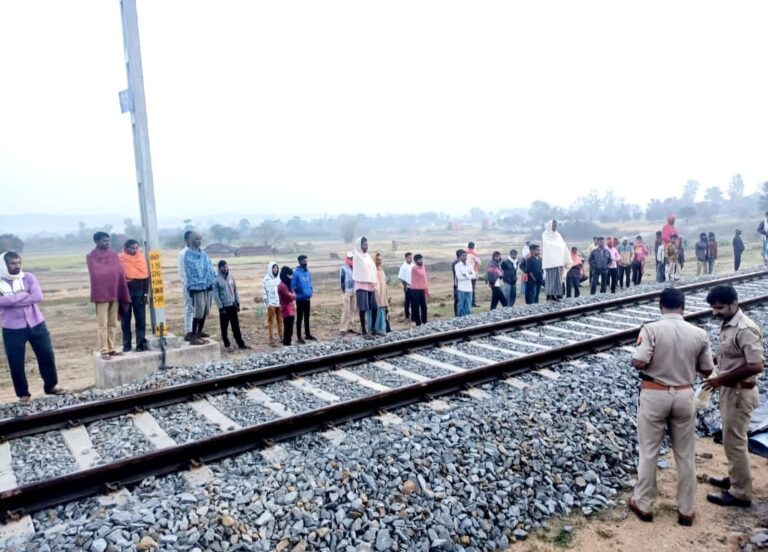 जोरुखाड़ रेलवे ट्रैक पर एक युवक का क्षत विक्षत शव मिलने से सनसनी।