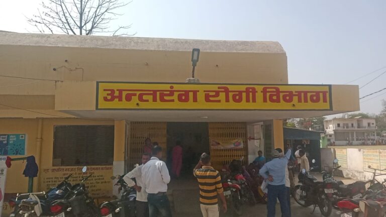 रजखड़ गांव में पिकअप ने बाइक में मारी जोरदार टक्कर, बाइक पर सवार एक की मौत दूसरा गम्भीर घायल।