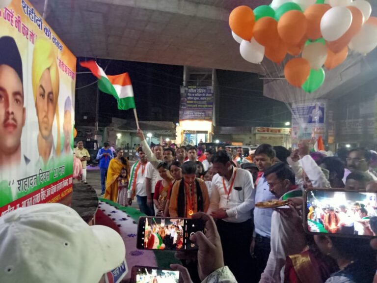 शहीद-ए-आजम भगत सिंह जन चेतना संस्थान द्वारा दीये जलाकर शहीदों को अर्पित की गयी श्रद्धांजलि।