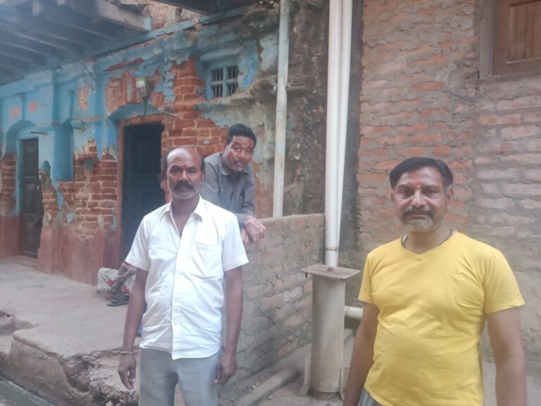 हैंडपंप का मुंडी निकालने से पानी का संकट को लेकर आक्रोश में जनमानस।