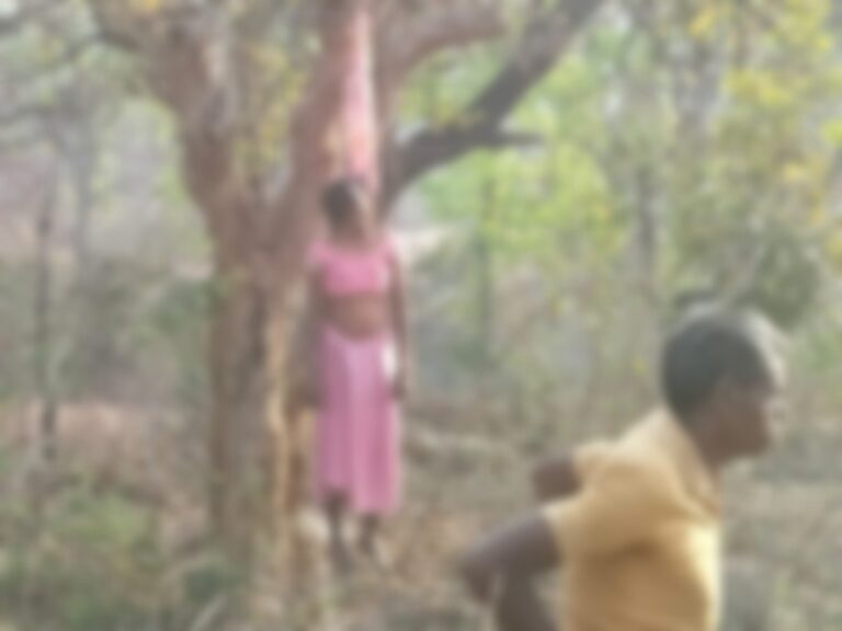 महुआ बीनने गयी अधेड़ महिला का शव पेड़ से लटकता मिला।