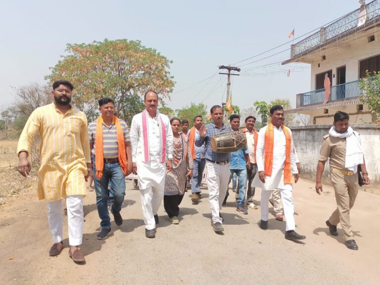 स्कूल चलो अभियान के तहत दुद्धी विधायक और म्योरपुर ए0आर0पी0 की बड़ी पहल, गांव भ्रमण कर किया अभिभावक संपर्क।