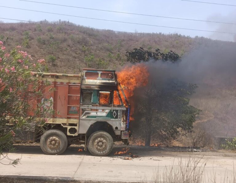 अल्ट्राटेक सीमेंट फैक्ट्री के पार्किंग में खड़ी ट्रक में लगी आग।