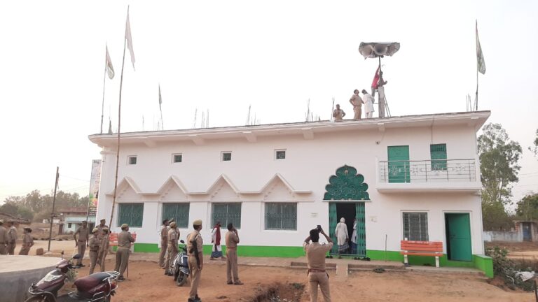 म्योरपुर – सभी समुदाय धर्म गुरुओं से बैठक के बाद मंदिर मस्जिद से उतारे गए लाउडस्पीकर।