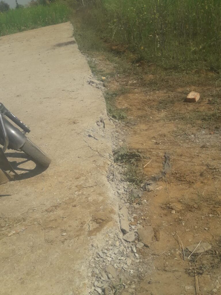 म्योरपुर ब्लॉक के ग्राम कुदरी(पिपरहवा टोला) में दो माह पूर्व बने सीसी रोड जगह – जगह से ध्वस्त होना शुरू।