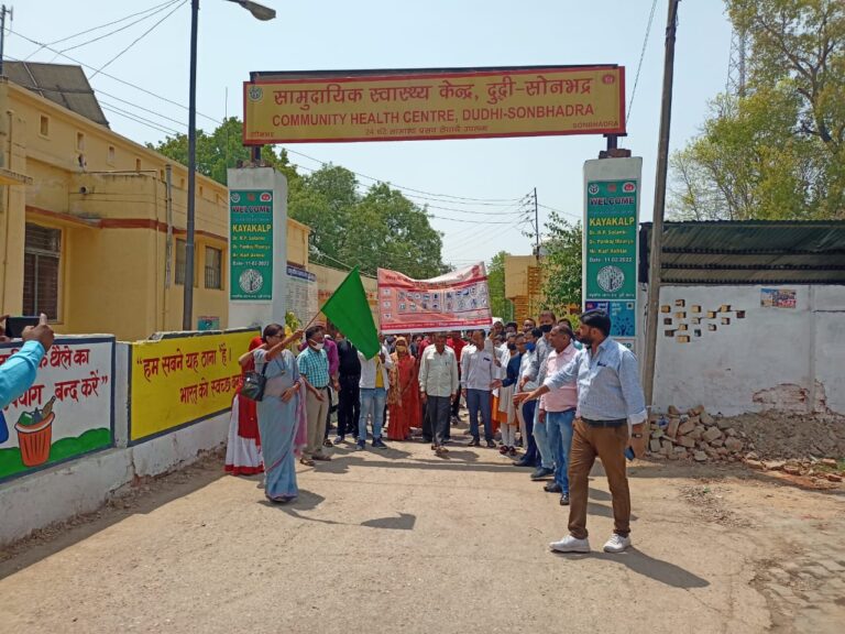 संचारी रोगों की रोकथाम अभियान को ब्लॉक प्रमुख ने हरी झंडी दिखाकर किया रवाना।