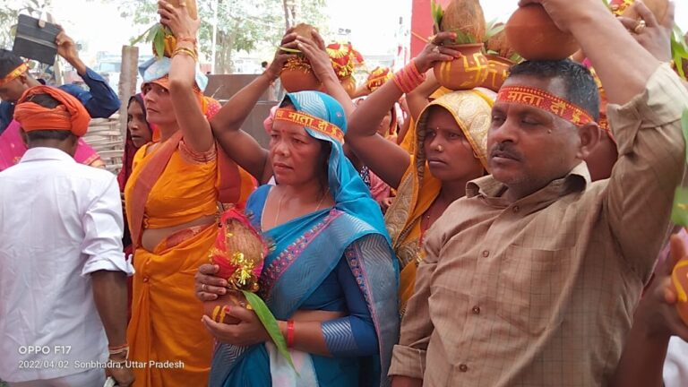 चैत्र नवरात्र के अवसर पर निकाली गई भव्य कलश यात्रा।