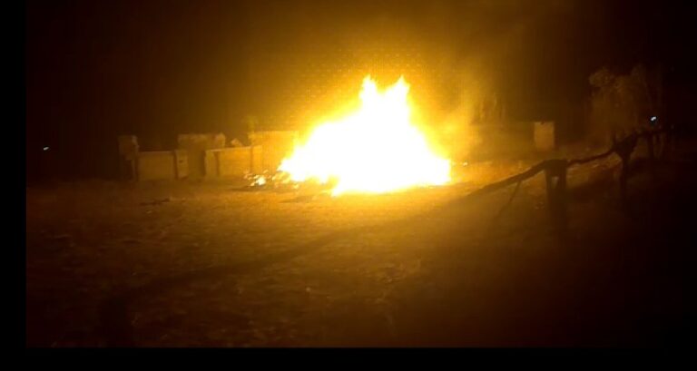 शरारती तत्वों ने खरिहान में रखे गेहूं की बोझ में लगाई आग ,110 बोझा गेहूं जलकर खाक।