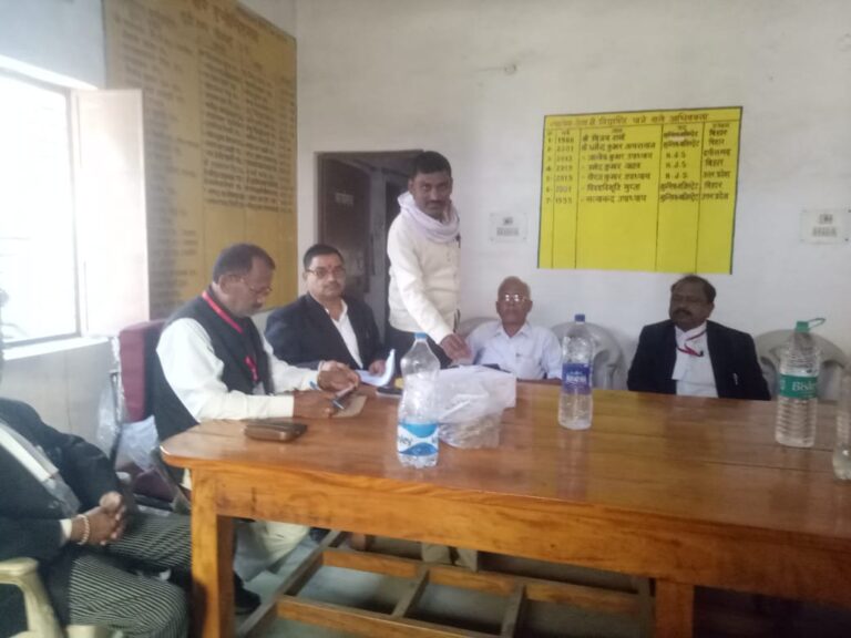 दुद्धी – सिविल बार एसोसिएशन चुनाव में अधिवक्ताओं का जबरदस्त मतदान जारी।