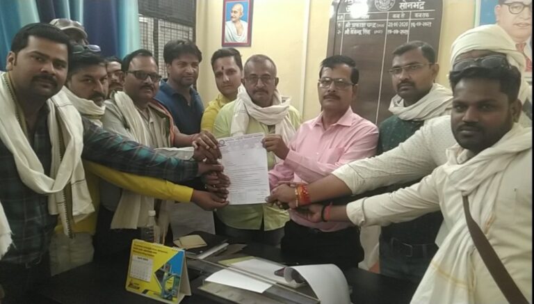 बलिया के गिरफ्तार पत्रकारों को बिना शर्त रिहा करने की मांग को लेकर सौंपा ज्ञापन।