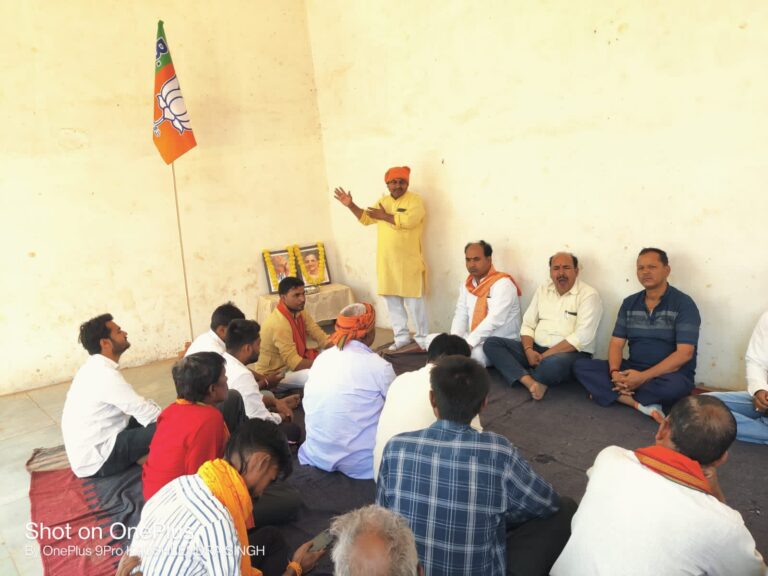 ध्वजारोहण कर 42 वां स्थापना दिवस मनाया गया।