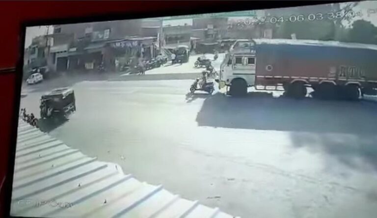 ट्रक के चपेट में आने से स्कूटी सवार युवती घायल।