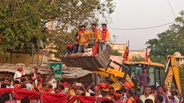 आस्था का पर्व श्री रामनवमी पर उमड़ा जनसैलाब, शौर्य का हुआ प्रदर्शन।