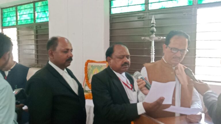 नवनिर्वाचित अध्यक्ष सचिव सहित कार्यकारिणी को दिलाई गई शपथ।