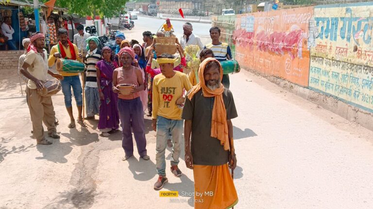 चैत्र नवरात्र में कलश स्थापना कर पूजा पाठ किया।
