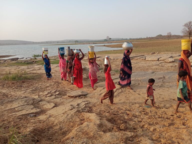 पेयजल की किल्लत बांध का गंदा पानी पीने पर मजबूर।