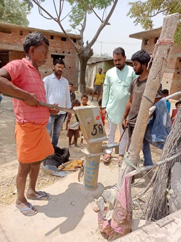 सोन प्रभात खबर का असर 24 घंटे में ही चार हैंडपंप का मरम्मत।