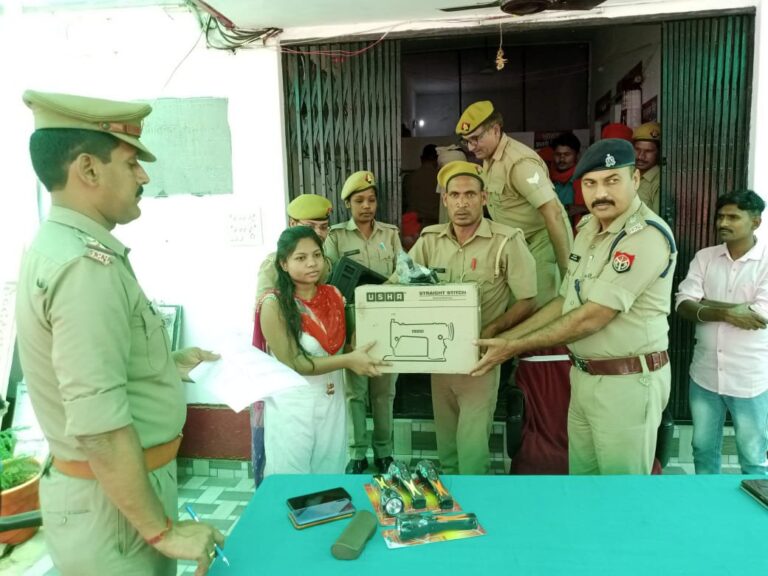 सीओ दुद्धी ने गरीब जरूरत मंदो को वितरित किया सामग्री