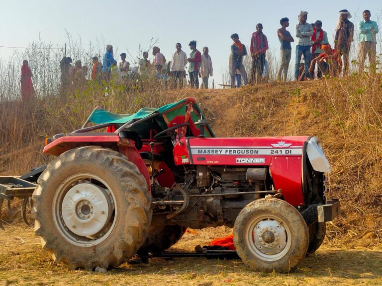 अनियंत्रित होकर ट्रैक्टर पलटा चालक की मौत।