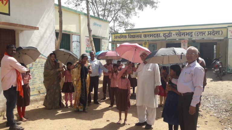 तपती धूप में विद्यालय आने जाने के लिए सामाजिक कार्यकर्ता ने बच्चों में बांटे छाता।