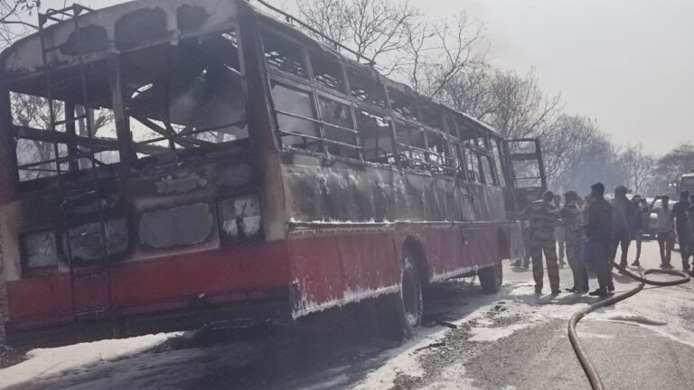 रेणुकूट से शक्तिनगर जा रही रोडवेज बस में लगी आग, बाल -बाल बचे यात्री।