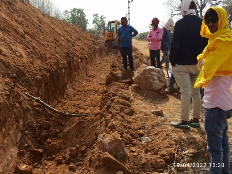 खजुरी गांव में जेसीबी से गढ्ढा खुदाई के दौरान विद्युत केबल हुआ क्षतिग्रस्त, लगभग 15 गांव की विद्युत आपूर्ति बाधित।
