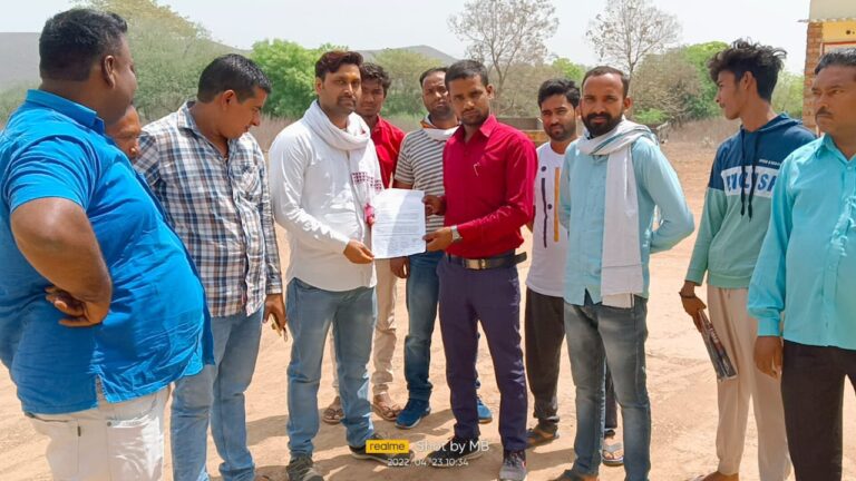 नाली निर्माण को लेकर कई वर्षों से जूझ रहे रहवासी, अधिशासी अधिकारी के नाम से दिया ज्ञापन।