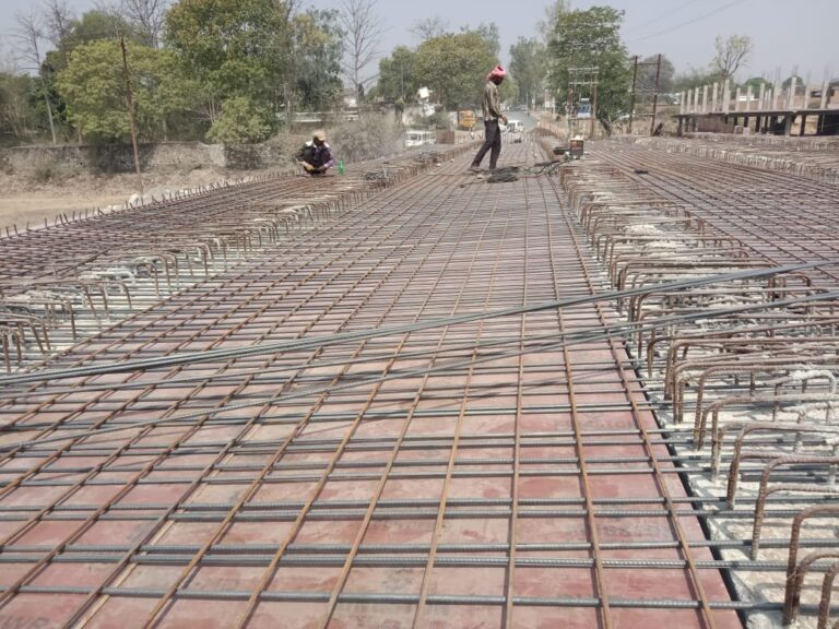 जल शक्ति मंत्री का दौरा – सड़कों पर गड्ढे और रेलिंग बगैर पुल, 2 वर्षों बाद भी लौआ नदी पर नहीं बन सकी पुल।