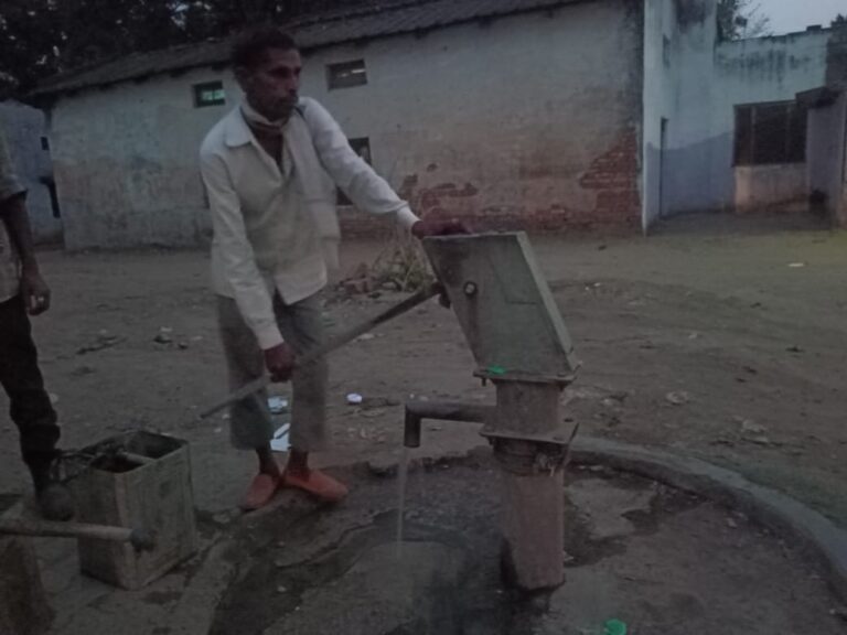 खबर का असर – निष्क्रिय हैंडपंप हुआ चालू  , कुंभकरणीय निद्रा से जागे नगर के प्रहरी।