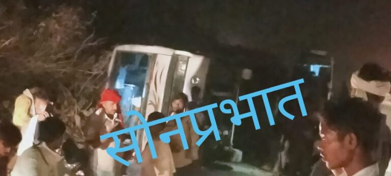 सोनभद्र – बारात ले जा रही बस पलटी , दो घायल, बैठे बाराती बाल बाल बचे।