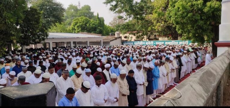 ईद का त्यौहार आपसी भाईचारे के साथ मनाया गया।