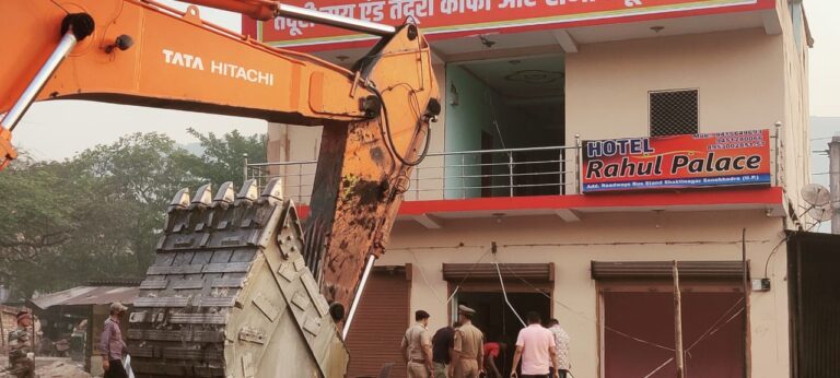 दुद्धी – भीठा ,बांध व हाता की संपत्ति पर अवैध कब्जा, शक्तिनगर में अवैध अतिक्रमण पर चला बुलडोजर।