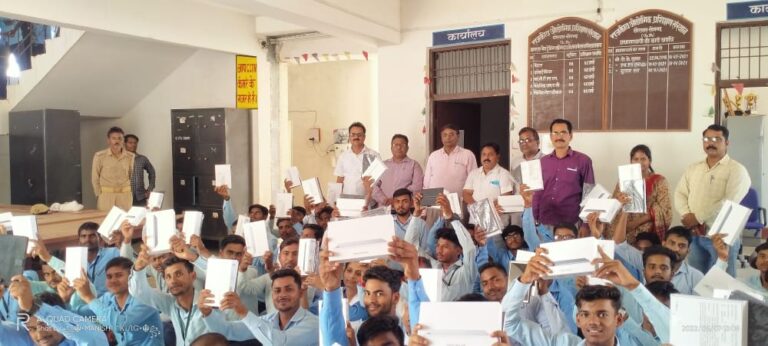 राजकीय आईटीआई कॉलेज में वितरित हुआ टैबलेट।