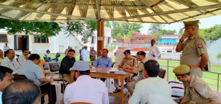 समाधान दिवस में सोनभद्र डीएम और एस पी समेत समस्त थानों पर संबंधित अधिकारियों ने सुनीं जन समस्याएं।