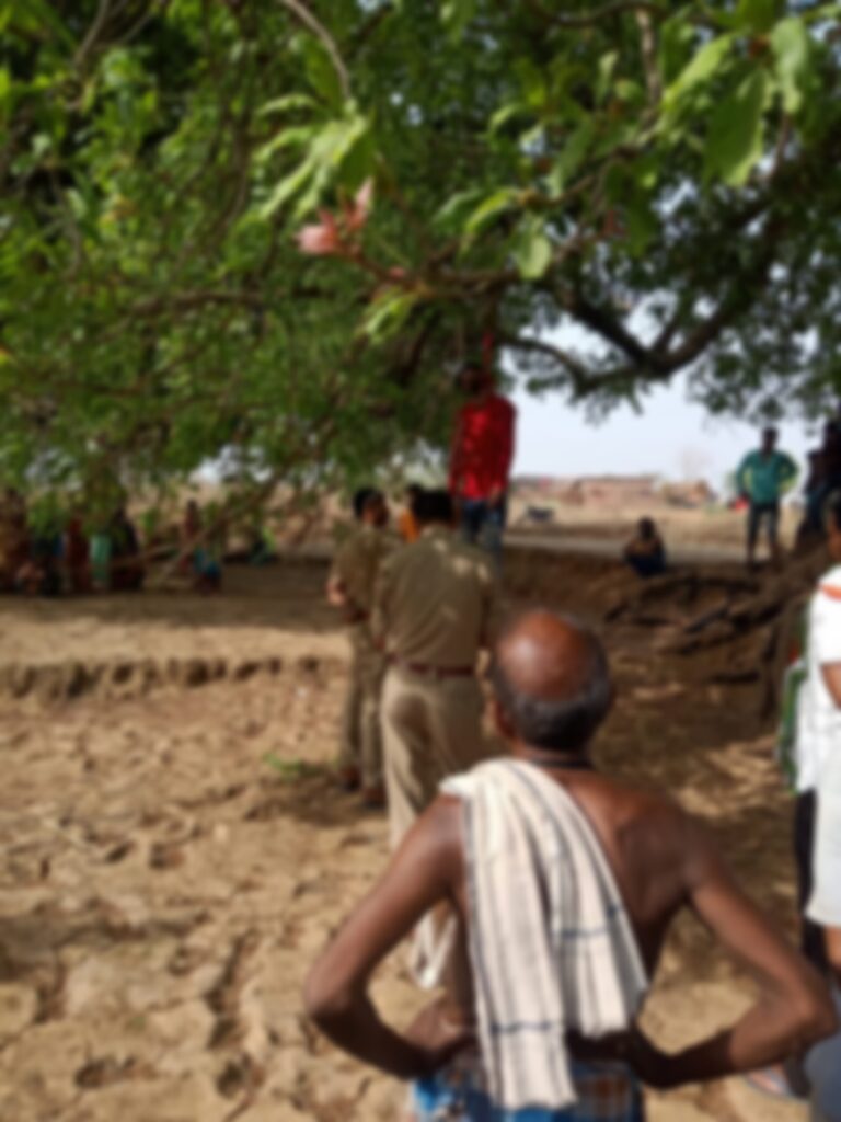 सोनभद्र – फुलवार निवासी युवक की अपने घर से 200 मी० दूर महुआ के पेड़ से लटकता मिला शव,मचा कोहराम।