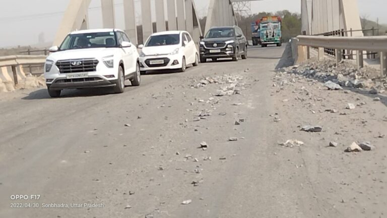 बाड़ी डिवाइडर कटिंग पर बोल्डर गिरने से कभी भी हो सकती है बड़ी दुर्घटना ।