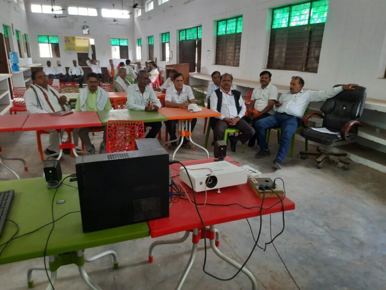 दुद्धी – माननीय हाईकोर्ट के निर्देश पर प्रोजेक्टर के माध्यम 6 घंटे का ई कोर्ट का प्रशिक्षण दिया गया।