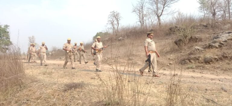भिसुर, गोहड़ा की जंगलों में अमवार चौकी इंचार्ज संग पुलिस ने की सघन कांबिंग।