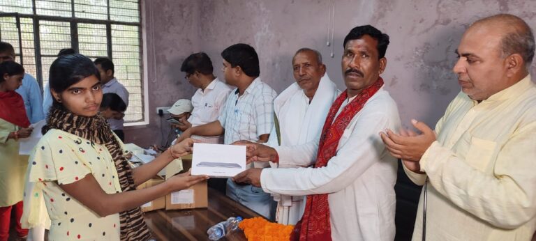 दुद्धी – : क्षेत्रीय विधायक राम दुलार गोंड के द्वारा 93 छात्र छात्राओं को बांटा गया टेबलेट।