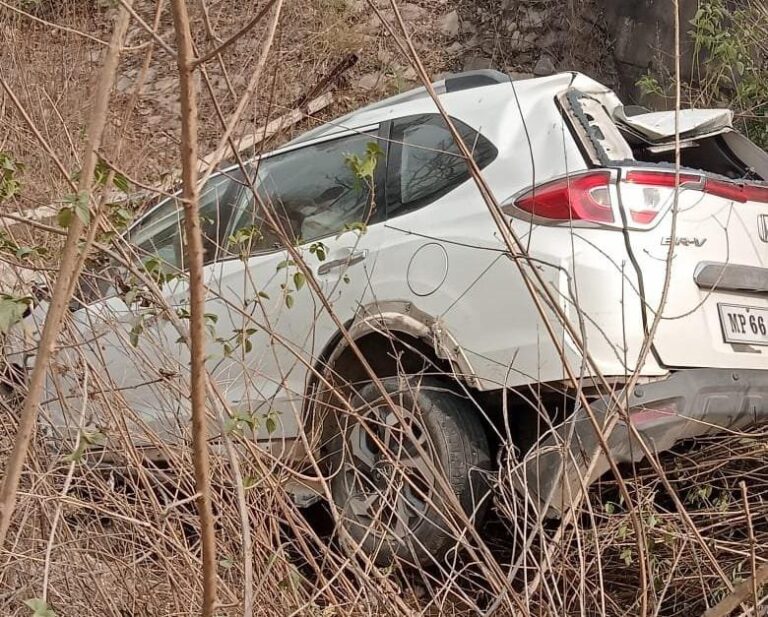 अनियंत्रित कार पलटी महिला सहित चार लोग घायल।