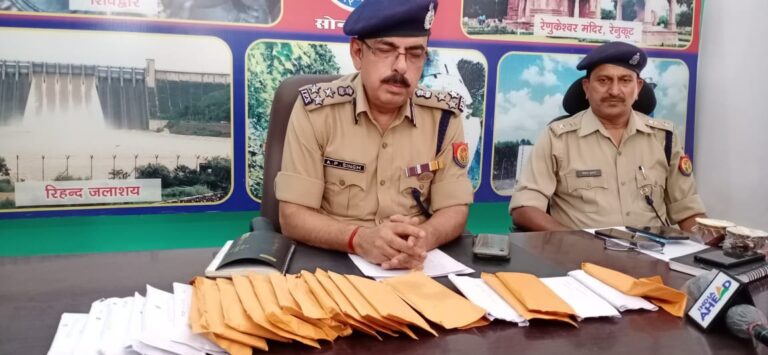 सोनभद्र – गुम हुए और गिरे 25 मल्टीमीडिया मोबाइल सेट स्वामियों को सर्विलांस सेल ने किया सुपुर्द।